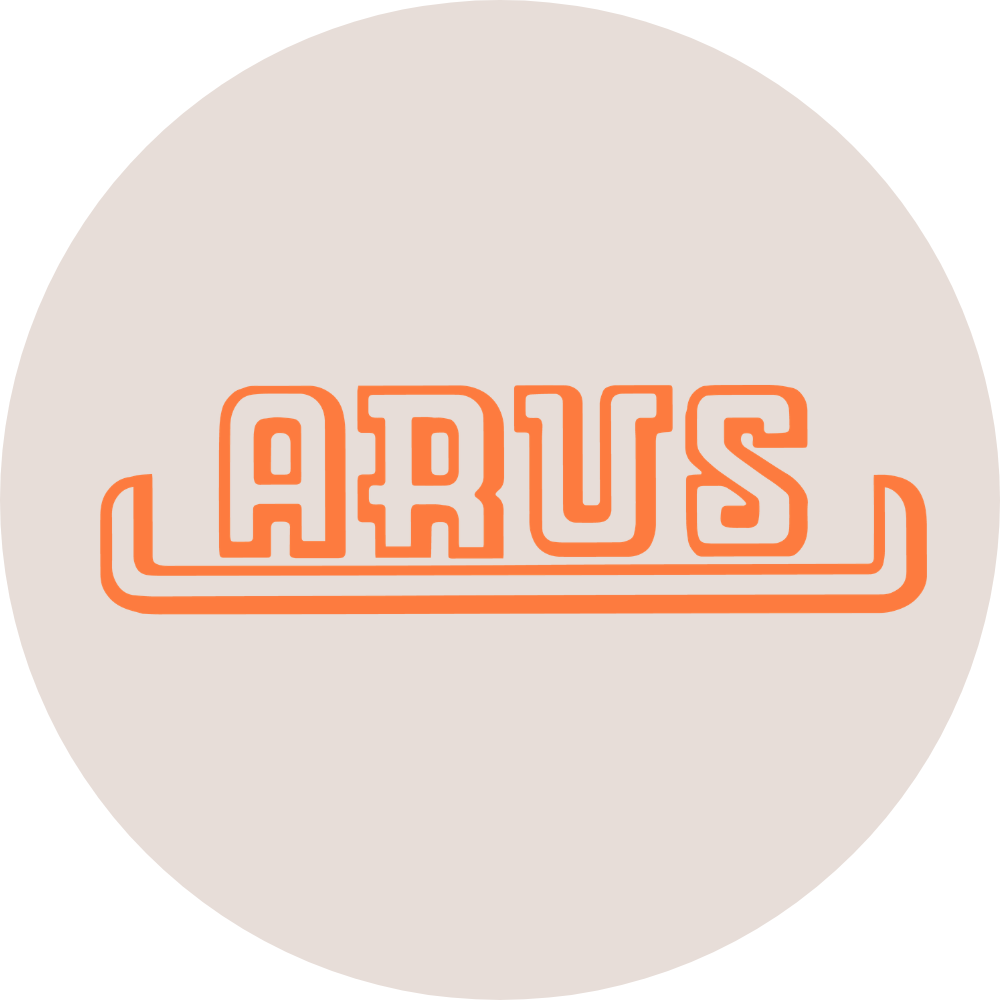 ARUS - Oranger Schriftzug